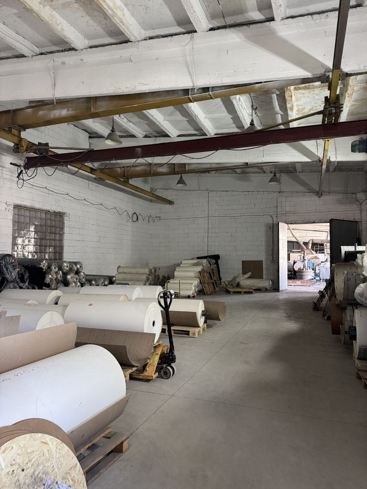 Складська зона з рулонами сировини на піддонах